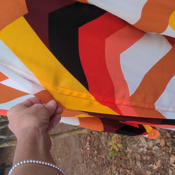 Vince Camuto Bold Autumn Colors of Gold/Orange/Brown/Black Abstract Pattern V-Ne - Picture 11 of 15